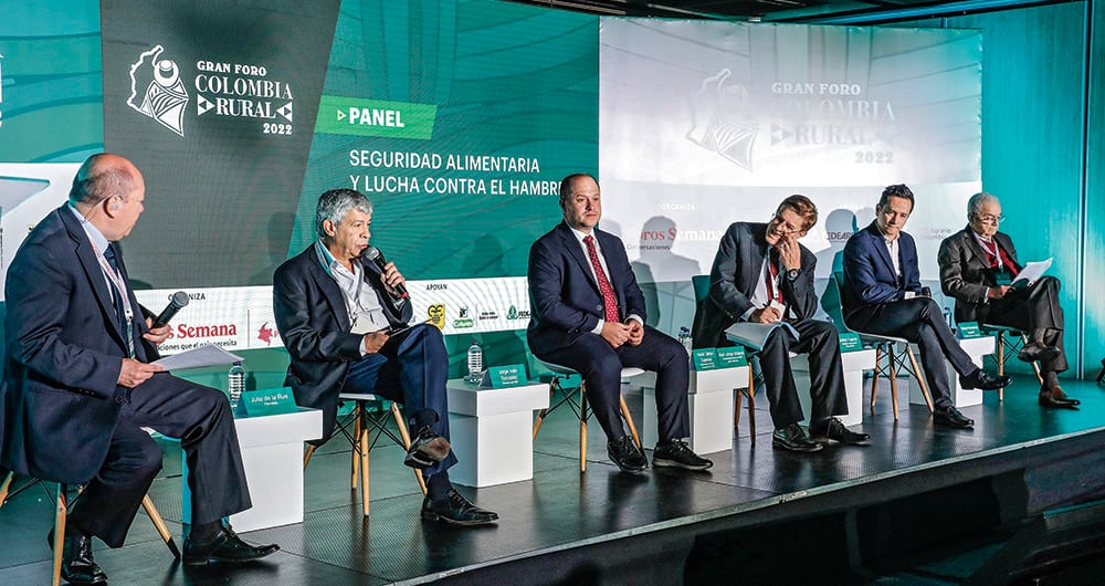 De izquierda a derecha, Julio de la Rue, periodista; Jorge Go​nzález, director del DNP; Héctor Olimpo Espinosa, gobernador de Sucre; Alan Jorge Bojanic, exrepresentante de la FAO; Jeffrey Fajardo, presidente de Porkcolombia, y Rafael Hernández, gerente de Fedearroz.