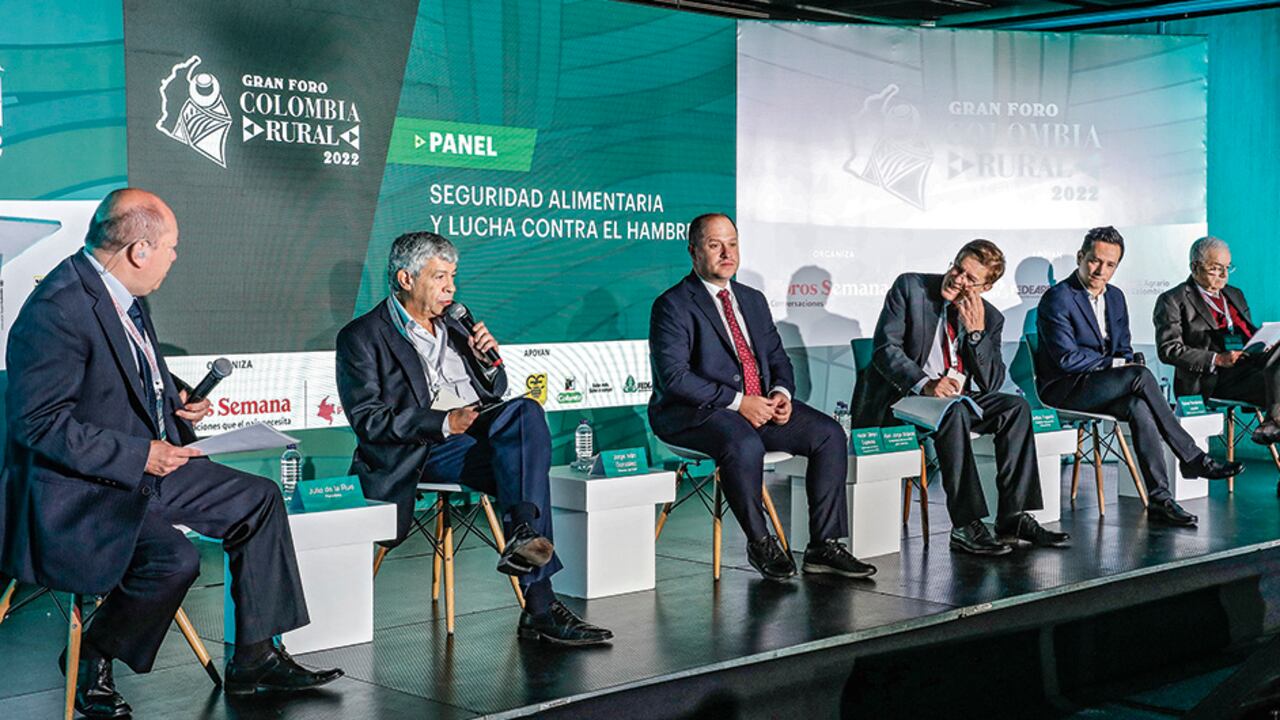 De izquierda a derecha, Julio de la Rue, periodista; Jorge González, director del DNP; Héctor Olimpo Espinosa, gobernador de Sucre; Alan Jorge Bojanic, exrepresentante de la FAO; Jeffrey Fajardo, presidente de Porkcolombia, y Rafael Hernández, gerente de Fedearroz.