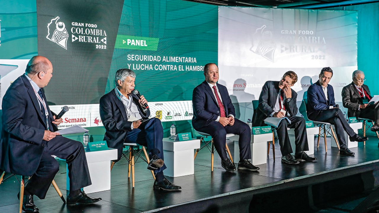 De izquierda a derecha, Julio de la Rue, periodista; Jorge González, director del DNP; Héctor Olimpo Espinosa, gobernador de Sucre; Alan Jorge Bojanic, exrepresentante de la FAO; Jeffrey Fajardo, presidente de Porkcolombia, y Rafael Hernández, gerente de Fedearroz.