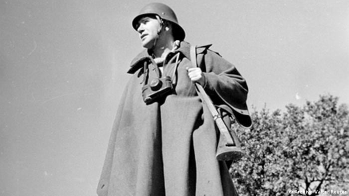 Walter Reuter, soldado fotógrafo. Alrededores de Madrid, enero de 1936. Realizado posiblemente por Otto Bartz, amigo de Reuter. Fondo Guillermo Fernández Zúñiga.