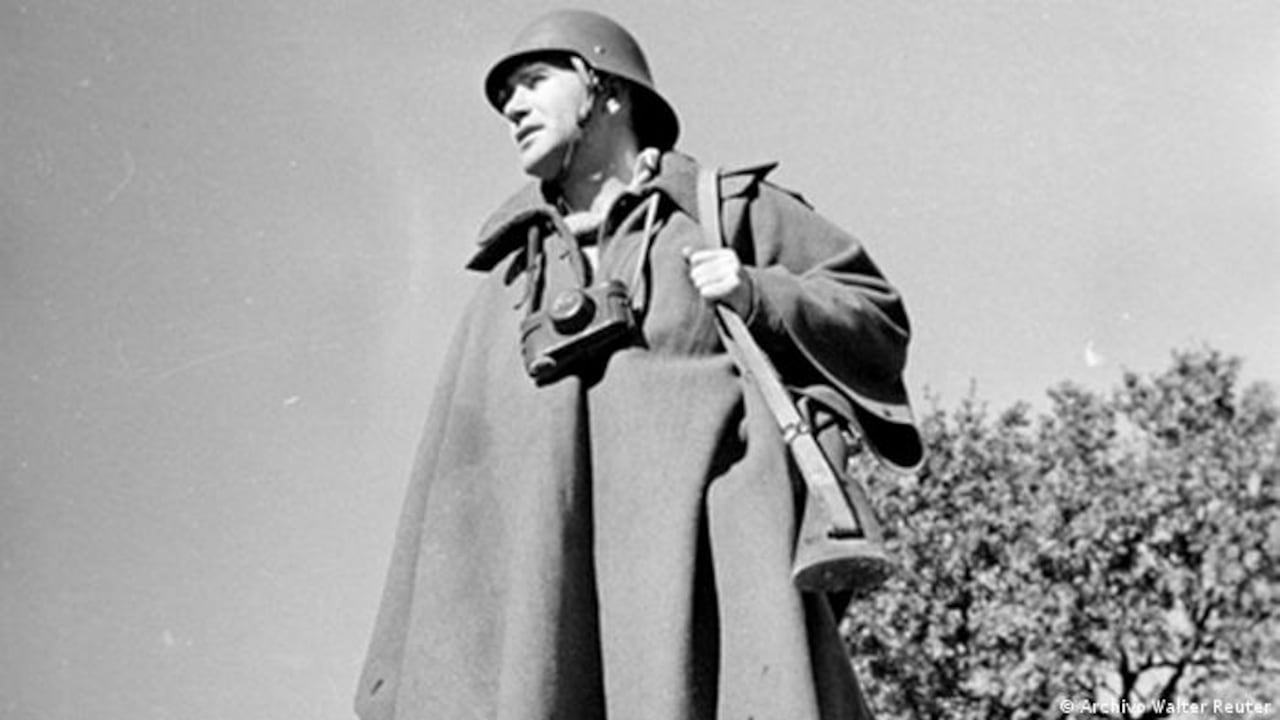 Walter Reuter, soldado fotógrafo. Alrededores de Madrid, enero de 1936. Realizado posiblemente por Otto Bartz, amigo de Reuter. Fondo Guillermo Fernández Zúñiga.