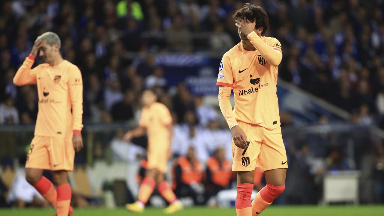 Joao Félix y Antoine Griezmann se lamentan durante el partido en el Estadio Do Dragao