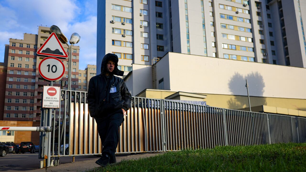 Un guardia de seguridad patrulla afuera de un edificio que alberga la oficina de información de la OTAN en Moscú el 18 de octubre de 2021. - Rusia dijo el 18 de octubre de 2021 que suspendía su misión en la OTAN y cerraba las oficinas de la alianza en Moscú, como relaciones con el ejército occidental. bloque se hundió a nuevas profundidades. (Foto de Dimitar DILKOFF / AFP)