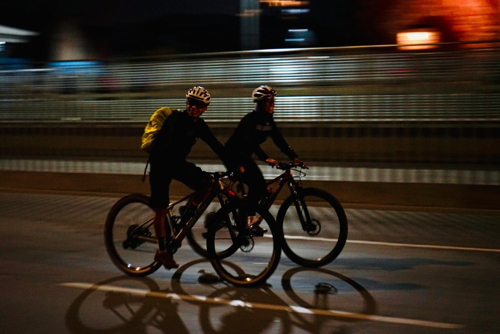 La ciclovía nocturna se ve afectada por protestas, pero el servicio en la estación Universidad Nacional se restablece.