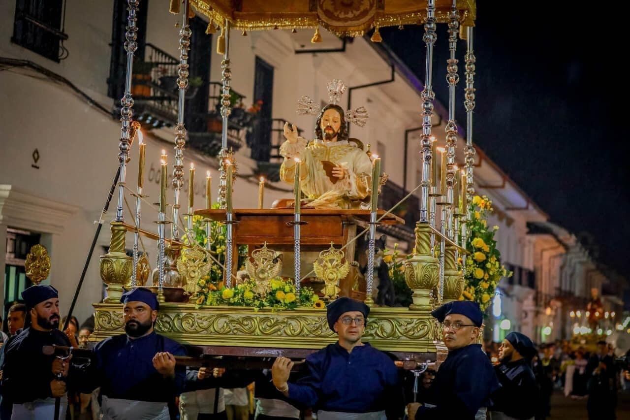 Cargueros llevan la figura de El Señor de la Eucaristía, el paso que abre la procesión del Lunes Santo.