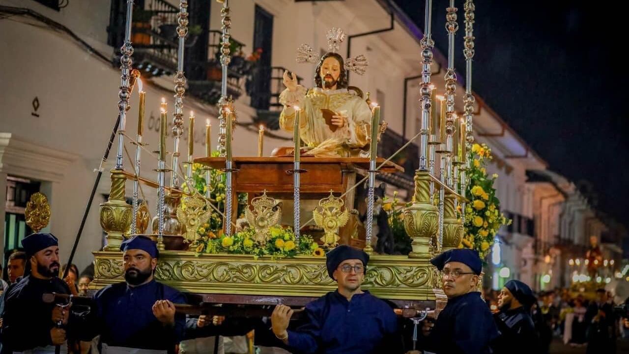 Cargueros llevan la figura del Señor de la Eucaristía, el paso que abre la procesión del Lunes Santo.