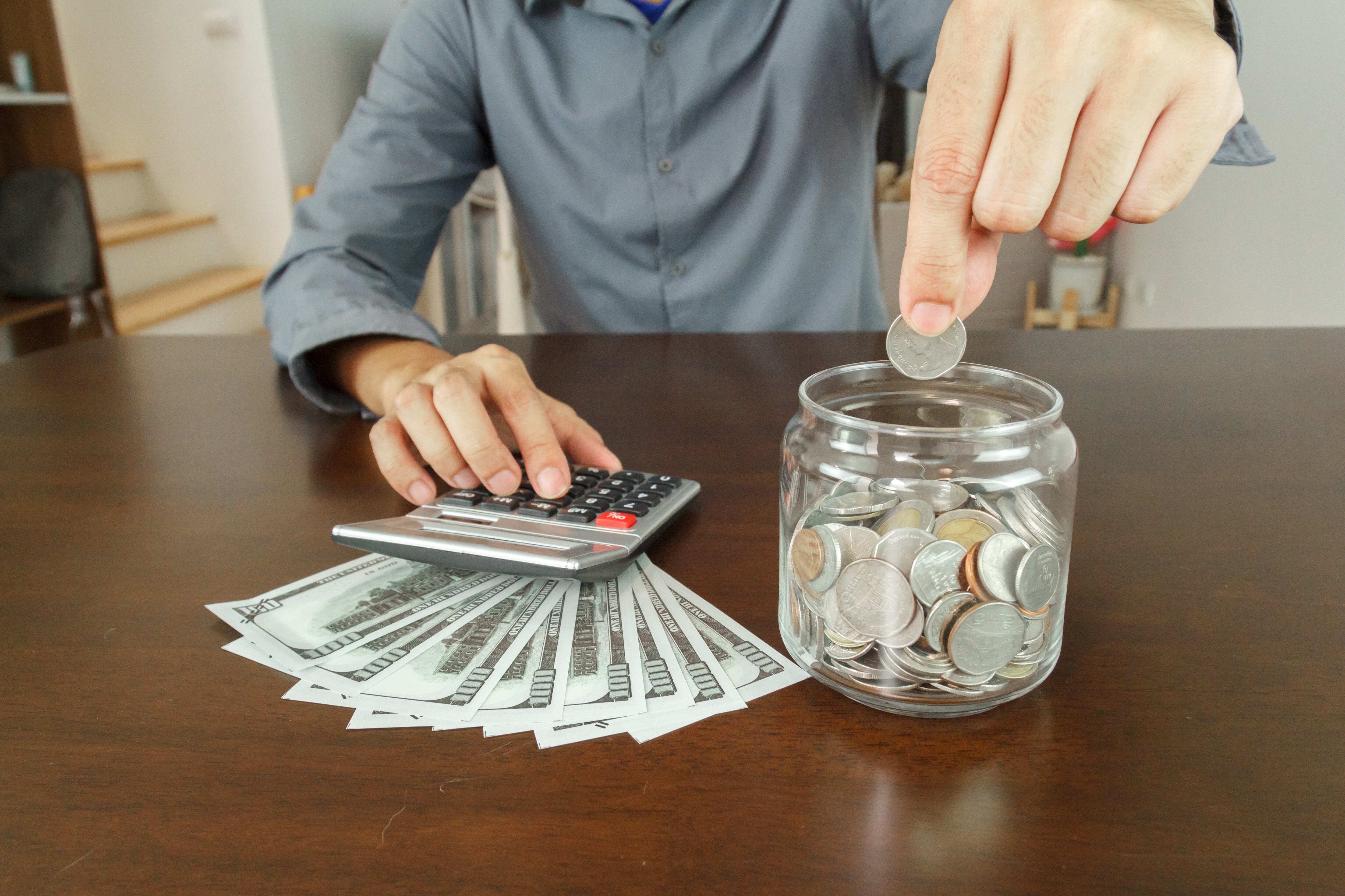 Tener ahorros proporciona una red de seguridad en caso de emergencias inesperadas.