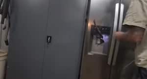 El cazador de serpientes logró extraer al animal del refrigerador