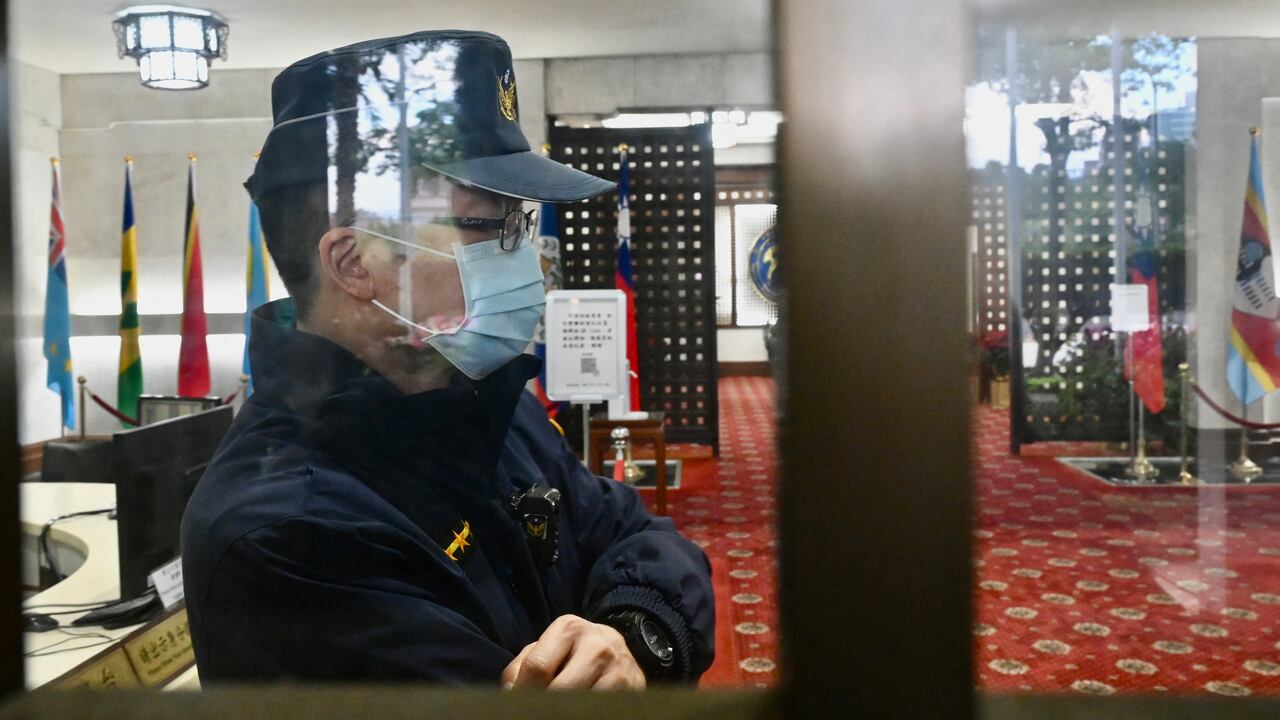 Un policía monta guardia en la entrada del edificio del Ministerio de Relaciones Exteriores de Taiwán en Taipei el 10 de diciembre de 2021, luego de que Nicaragua cambiara su lealtad diplomática de Taiwán a China.