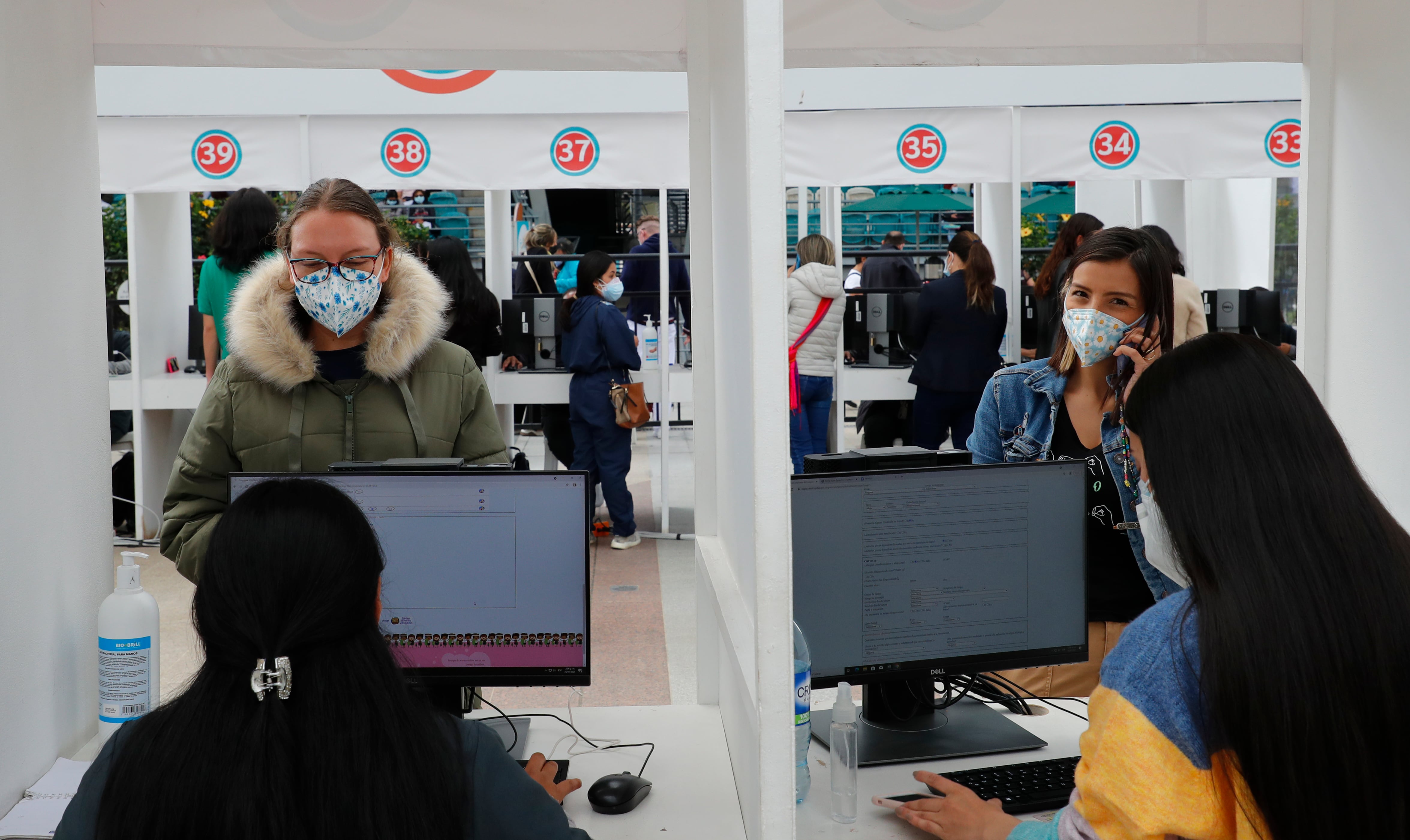 Aplicacion  de la vacuna de Moderna  contra covid-19 primeras dosis a personas mayores de 30 años en Compensar
Bogota julio 28 del 2021
Foto Guillermo Torres Reina / Semana