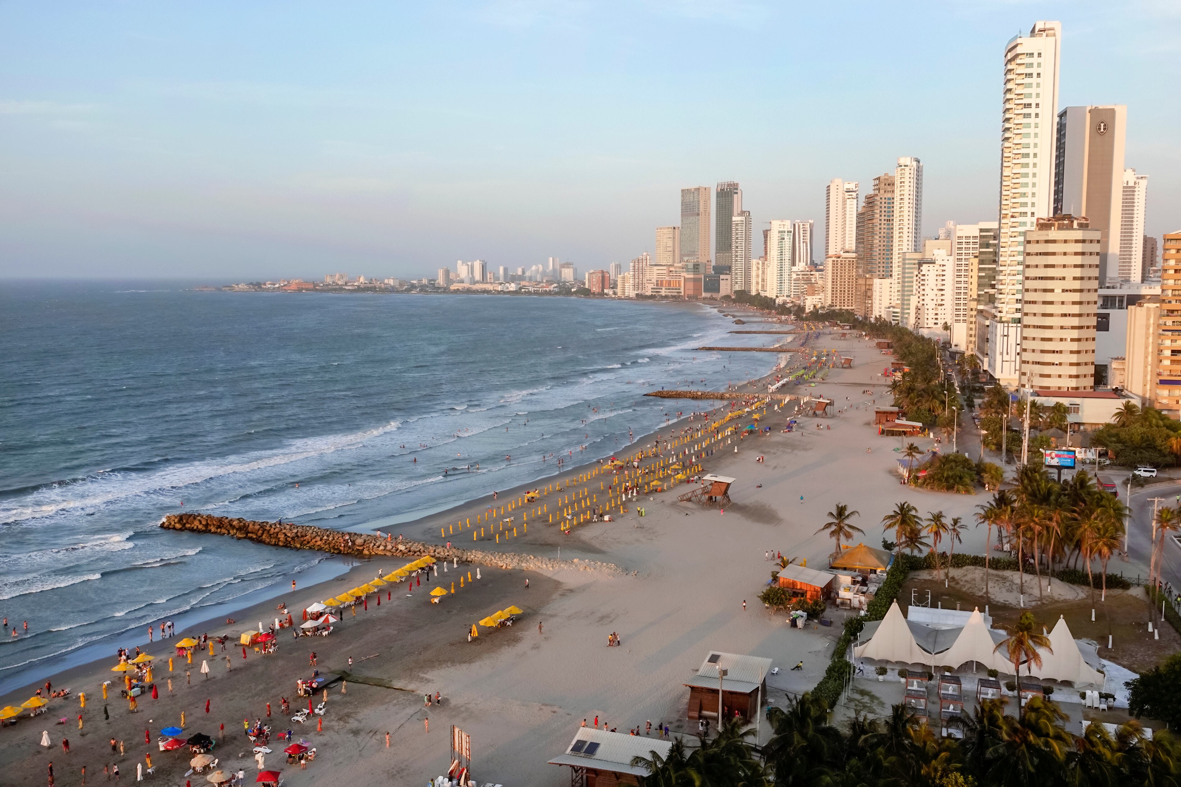 Colombia, Cartagena, Boca Grande, playa y horizonte de la ciudad.