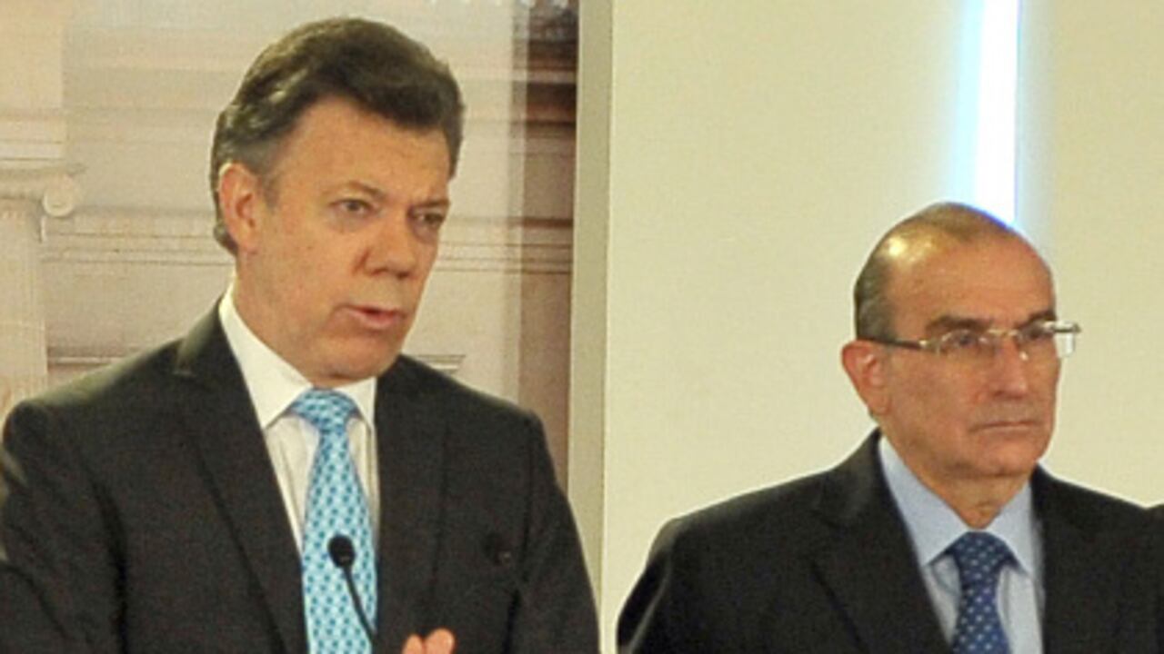 Humberto de la Calle, este miércoles, junto al presidente Juan Manuel Santos.