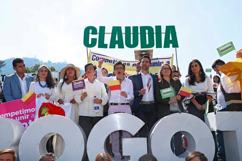 Claudia López acompañada por varios líderes de la colectividad en campaña.