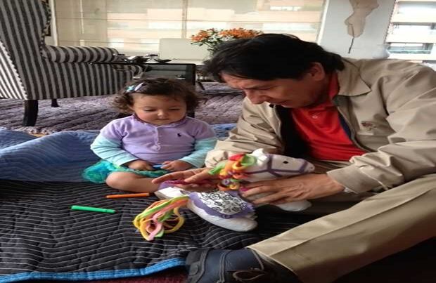 Mariantonia Martínez Uribe es la segunda de sus dos nietos. La pequeña, quien ya tiene tres años, logra desconectarlo del trabajo.