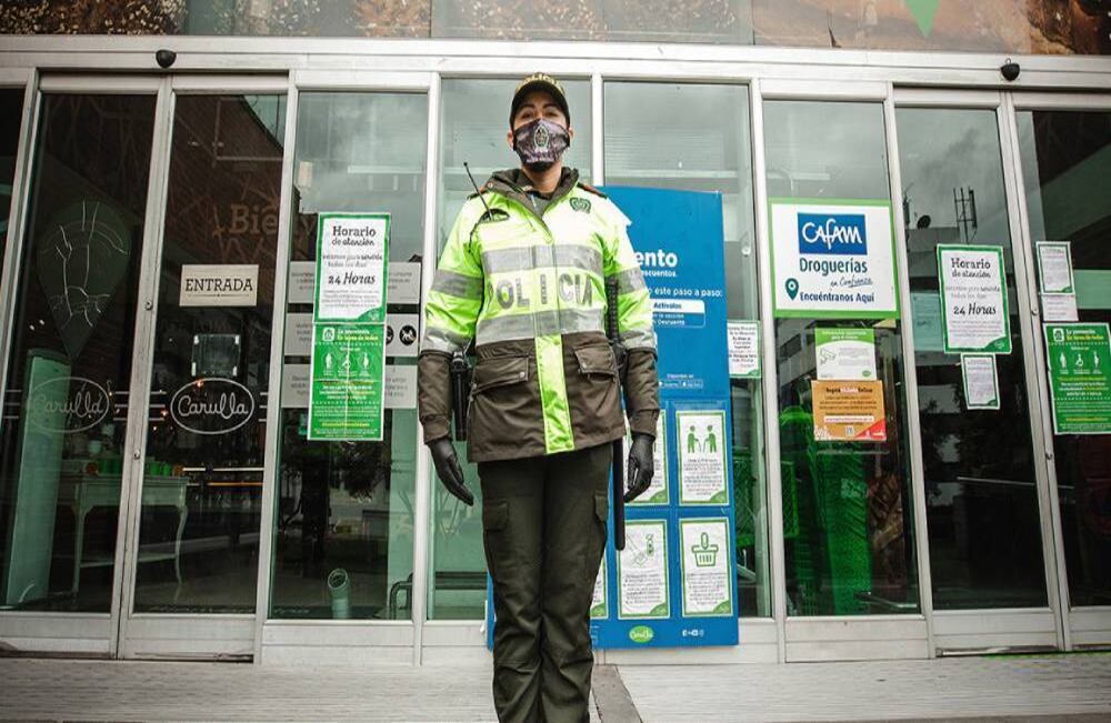 Luz Nelly Malaver Torres es una joven mujer recién graduada de la Policía Nacional. Su trabajo ahora consiste en apoyar a los centros de abastecimiento, controla las filas y cuida de la seguridad del lugar para que no haya atracos. Su familia está en Boyacá así que se encuentra viviendo en la estación. Foto: Karen Salamanca / SEMANA.