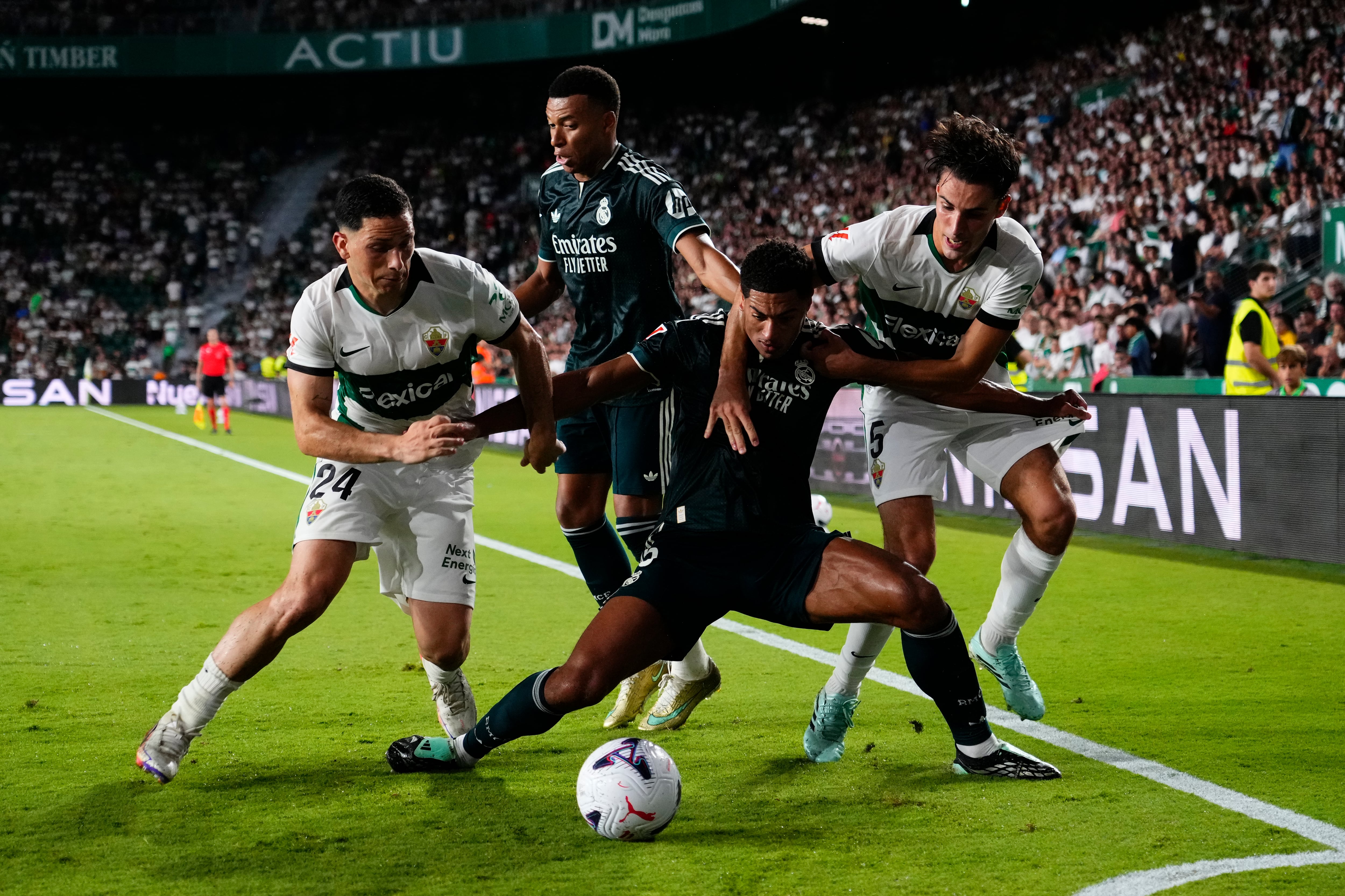 Jugadores del Real Madrid contra el Elche