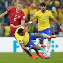 Strahinja Pavlovic de Serbia, a la izquierda, desafía el balón con Neymar de Brasil durante el partido de fútbol del grupo G de la Copa Mundial entre Brasil y Serbia, en el Estadio Lusail en Lusail, Qatar, el jueves 24 de noviembre de 2022.