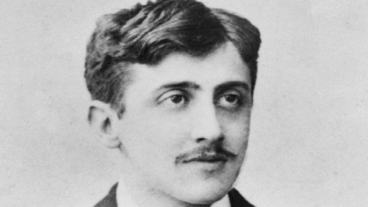La obra maestra de Proust, 'En busca del tiempo perdido' , constituye una de las cimas de la literatura del siglo XX. Para celebrar los 150 años de nacimiento del autor francés, el escritor Juan Manuel Ruiz recorre su vida y su obra más significativa para Arcadia.
