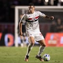 Uno de los compañeros de James le apuntó con todo.