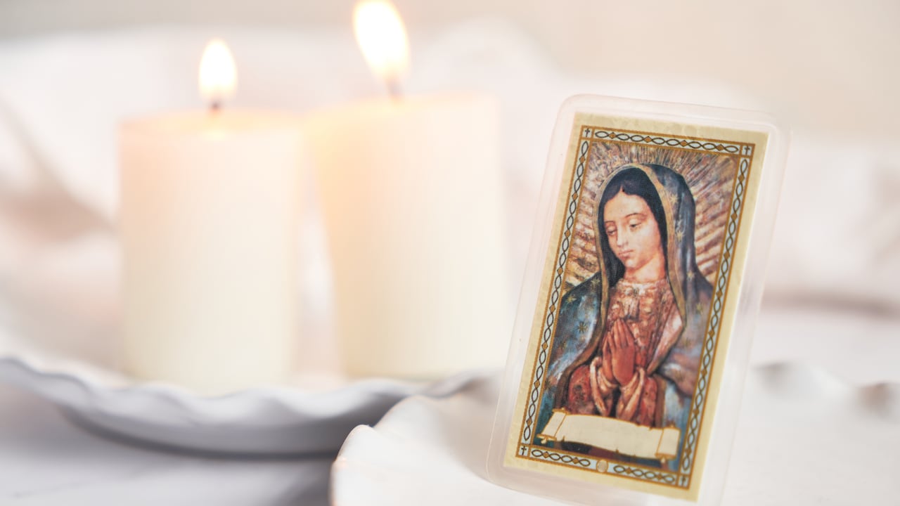 La rica tradición de la oración se revela al interesado al conocer los pasos y las oraciones que conforman el rosario de la Virgen de Guadalupe.