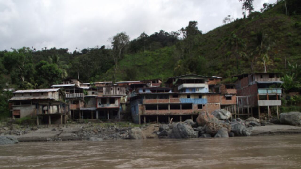 Estas casas hacen parte del caserío de Nulpí, a orillas del río Patía. Los Rastrojos forzaron al destierro a sus habitantes meses atrás. A diez minutos de aquí está Pesquería, donde ocurrió la masacre del 12 de septiembre. Por estas aguas pasaron varios cadáveres flotando entre el 5 y el 11 de septiembre.