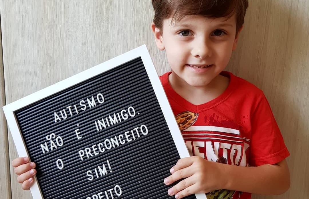 Gracias al apoyo de su mamá, el pequeño no solo ha podido potenciar sus capacidades sino que se ha convertido en un portavoz de los niños con autismo.