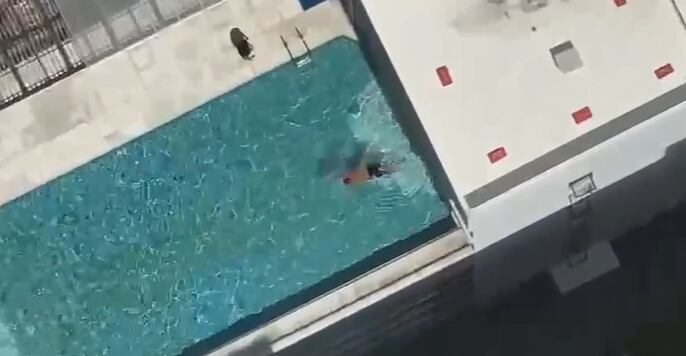 Alias Cucaracho nadando antes de que los capturaran.