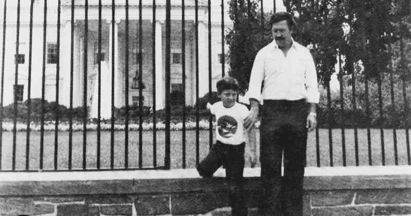Pablo Escobar y su hijo Juan Pablo frente a la Casa Blanca en Washington.