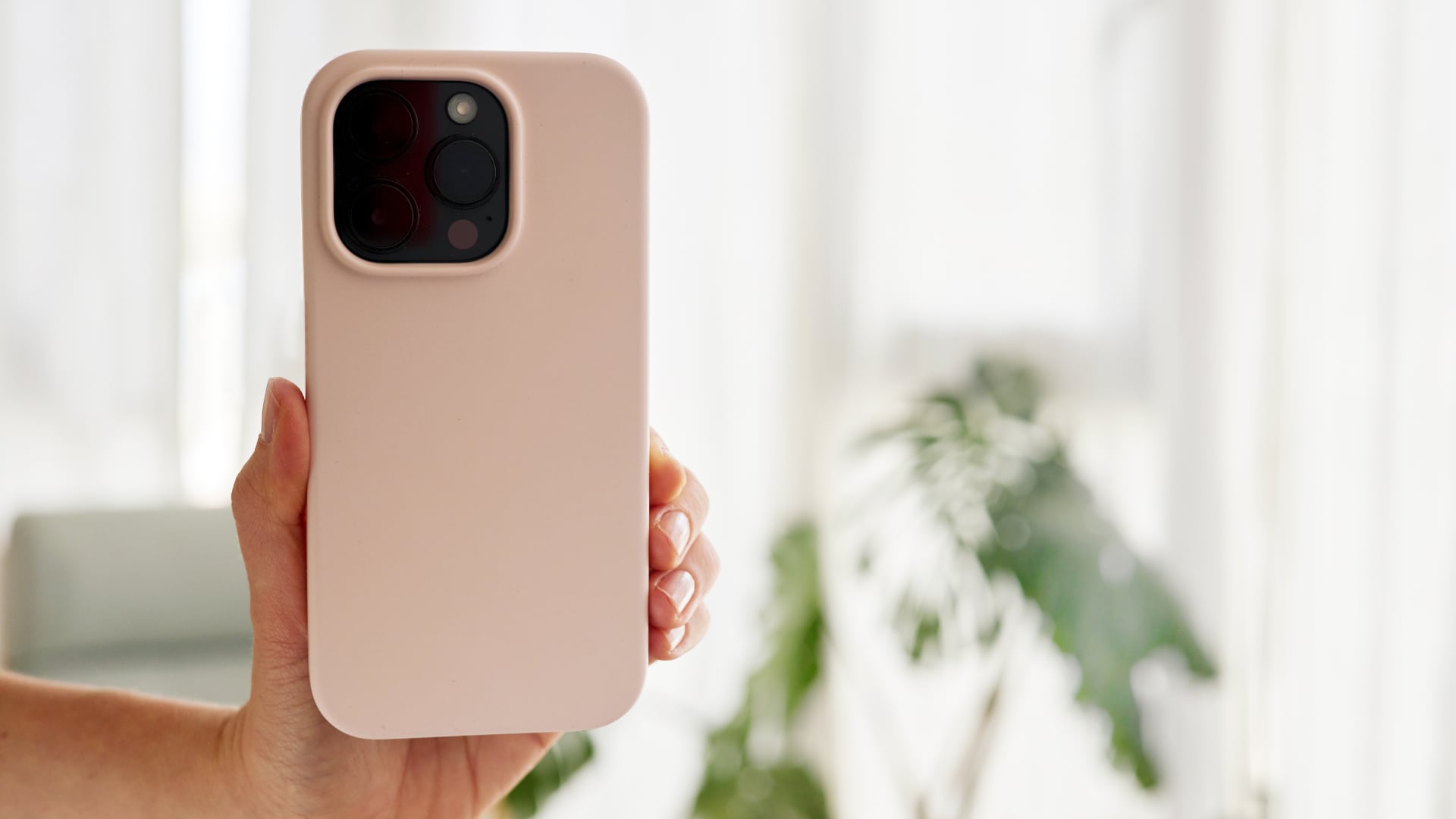 Muchas personas están acostumbradas a cargar el celular con la funda.