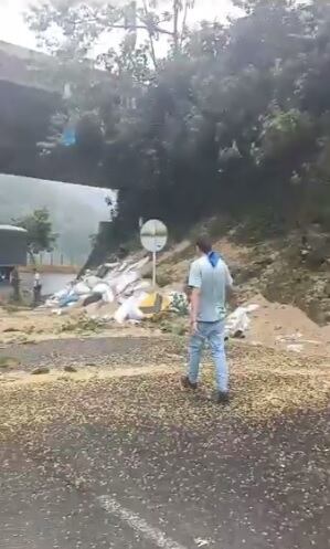 Tractocamión que transportaba café se volcó llegando a la vía a Calarcá; hay cierre total de la carretera.