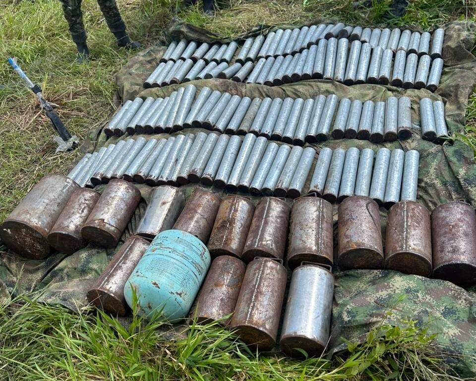 Explosivos de las disidencias encontrados por el Ejército en Arauca.