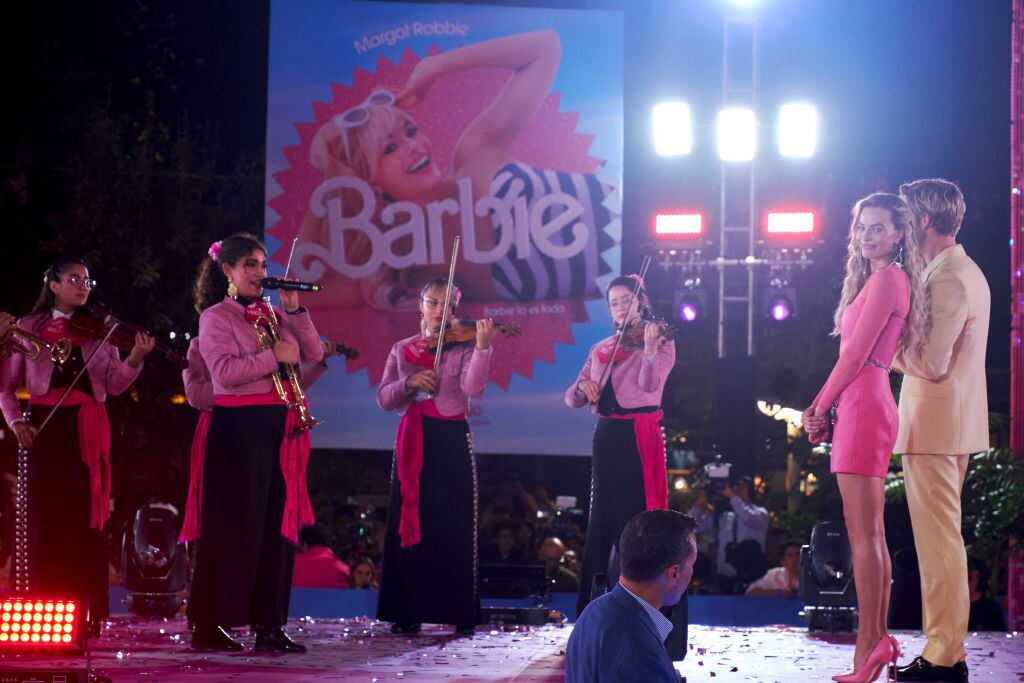 NAUCALPAN DE JUAREZ, MEXICO - JULY 6: Margot Robbie and Ryan Gosling poses for a photo during the pink carpet for 'Barbie' movie premiere, at Plaza Parque Toreo on July 6, 2023 in Naucalpan de Juarez, Mexico. (Photo by Jaime Nogales/Medios y Media/Getty Images)