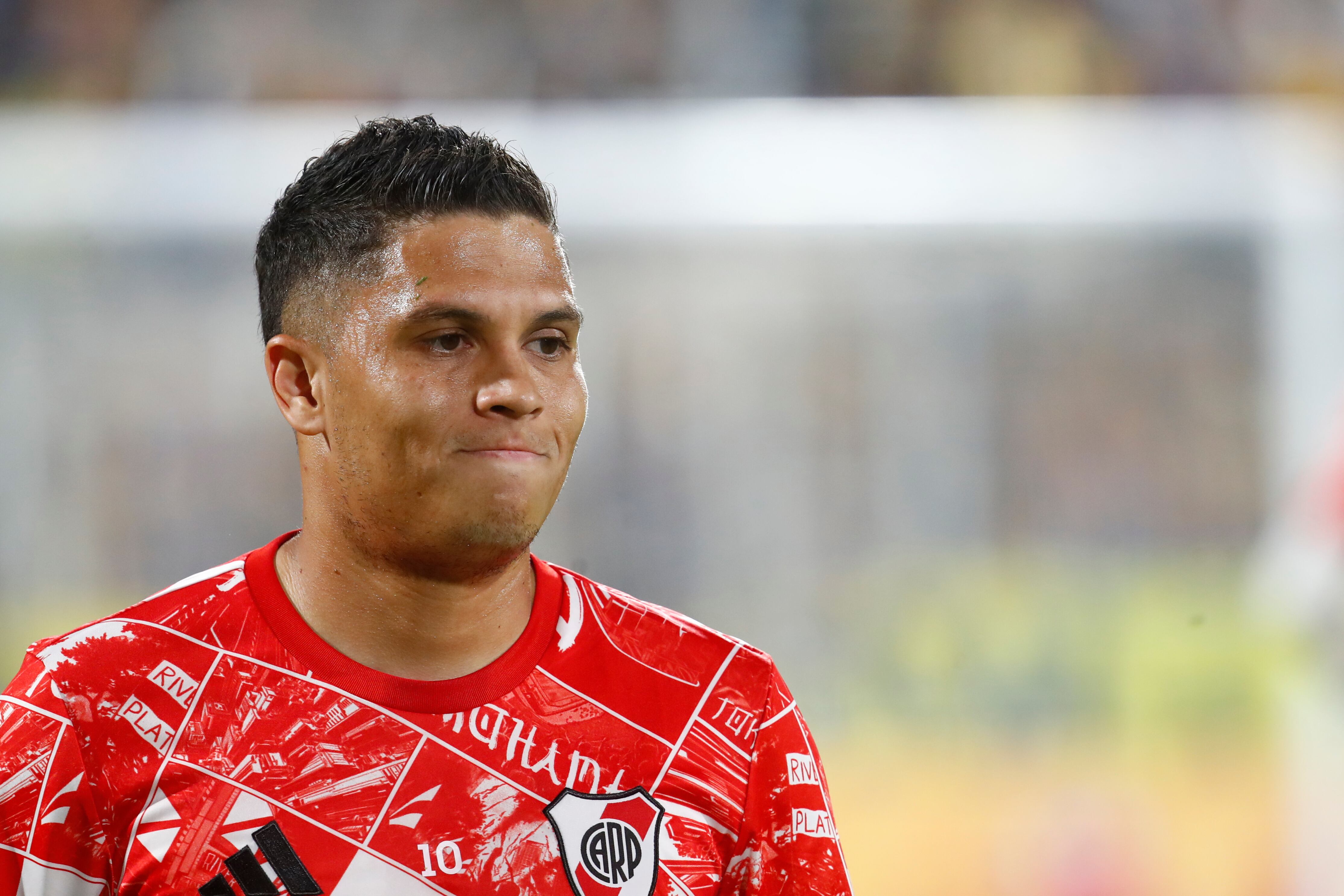 ROSARIO, ARGENTINA - FEBRUARY 1: Juan Fernando Quintero of River Plate warms up before a Torneo Apertura Mercado Libre 2026 match between Rosario Central and River Plate at Estadio Gigante de Arroyito on February 1, 2026 in Rosario, Argentina. (Photo by Marcos Brindicci/Getty Images)