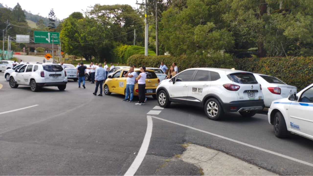 Bloquean vías de acceso al aeropuerto José María Córdova de Rionegro por precio de peajes.
