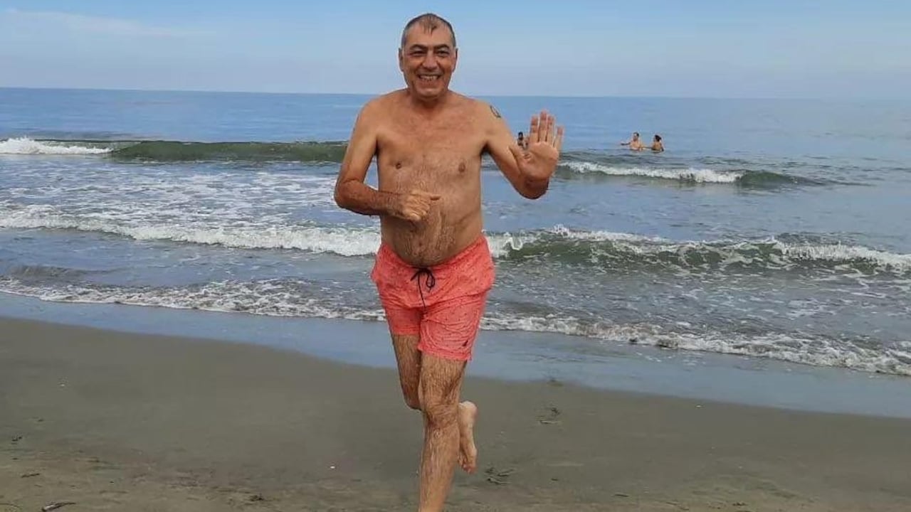 William Dau fue el primero en reabrir las playas