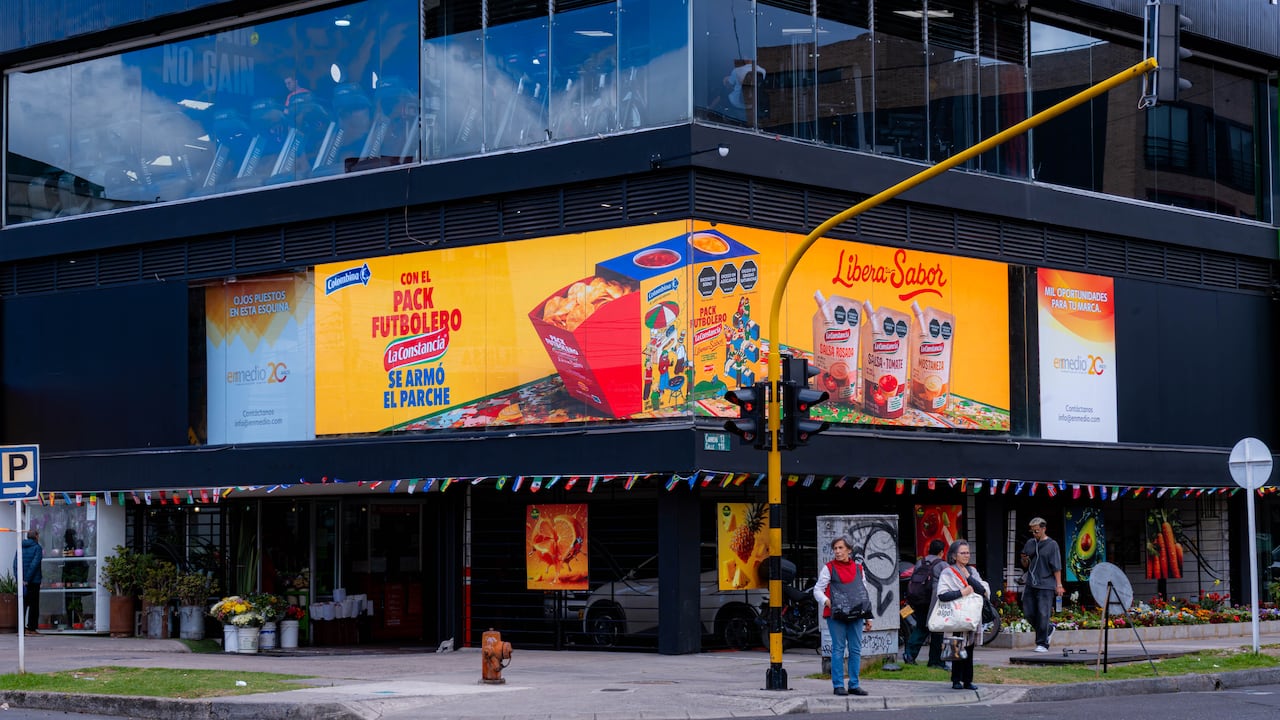 Enmedio sigue apostando por la digitalización del vitrinismo en Colombia con una pantalla de 37 metros cuadrados ubicada en uno de los spots más dinámicos de Bogotá.