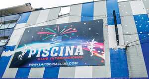 En sus tiempos de esplendor, La Piscina era un gigantesco burdel, el más reconocido de la ciudad. Sus luces y avisos con siluetas de mujeres se veían a varias cuadras de distancia.