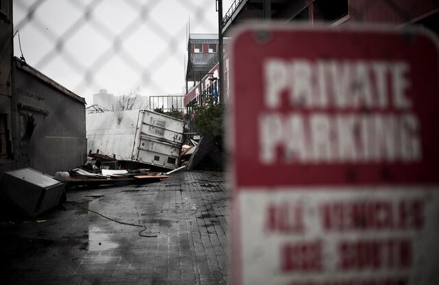 La marea aumentó 4,27 metros, con lo que rebasó el récord histórico. El agua llegó de mar al Bajo Manhattan, donde se inundaron túneles, estaciones del tren subterráneo y ductos del sistema eléctrico que dan servicio a Wall Street.