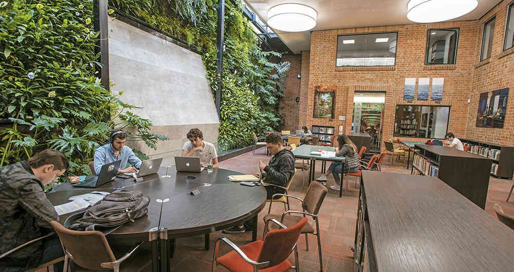 El Cesa tiene por sede principal esta casa del barrio La Merced de Bogotá. Su fachada es patrimonio arquitectónico.