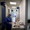 Una trabajadora de la salud se encuentra en un pasillo mientras se prepara para atender a un paciente sospechoso de estar infectado con COVID-19, en el hospital Dr. Norberto Raul Piacentini, en Lomas de Zamora, Argentina, el viernes 23 de abril de 2021, en medio de la nueva pandemia de coronavirus. A medida que Argentina experimenta peajes récord de COVID-19, los hospitales luchan por mantenerse al día con la demanda. Foto: AP / Natacha Pisarenko.