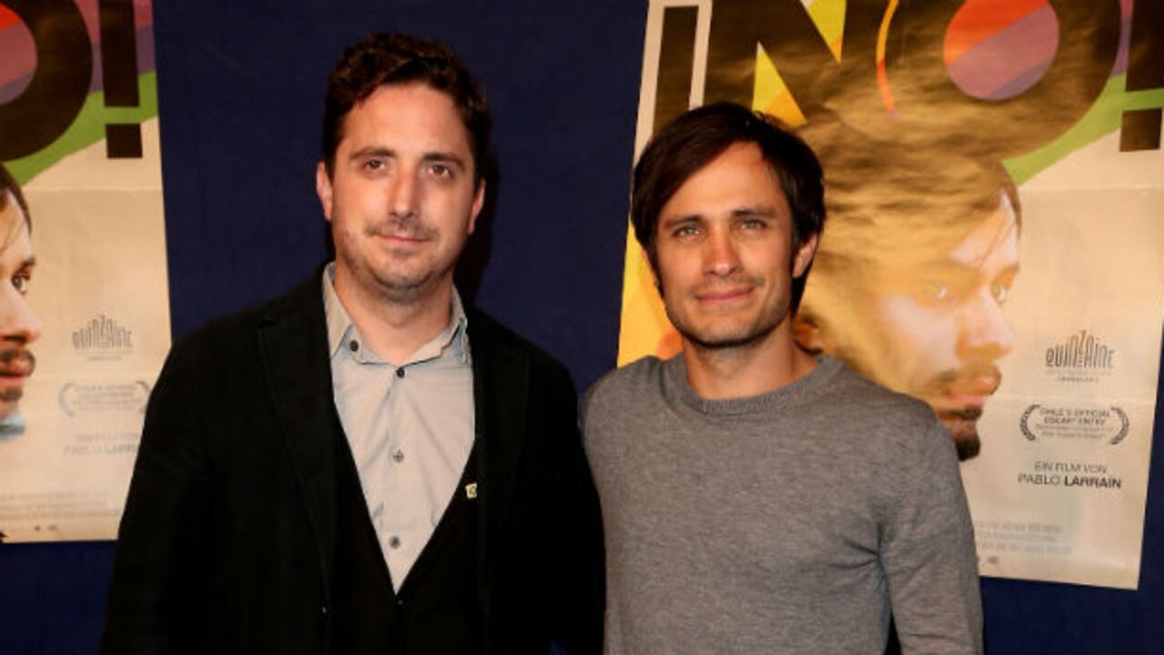 Pablo Larraín, el director de 'No', aparece al lado de Gael García, el protagonista de la película.
