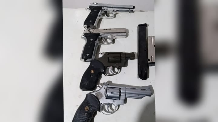 Capturan a venezolano con un arsenal de pistolas dentro de una vehículo en la Guajira.