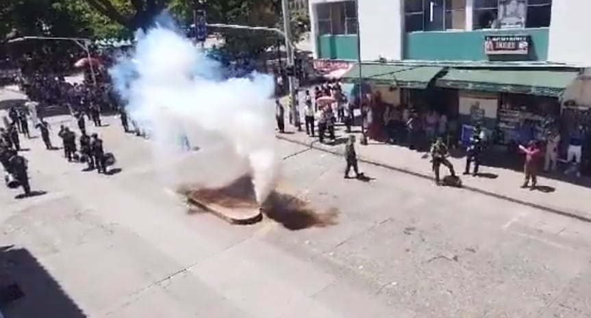 Momento en que el Ejército activó la granada de humo.