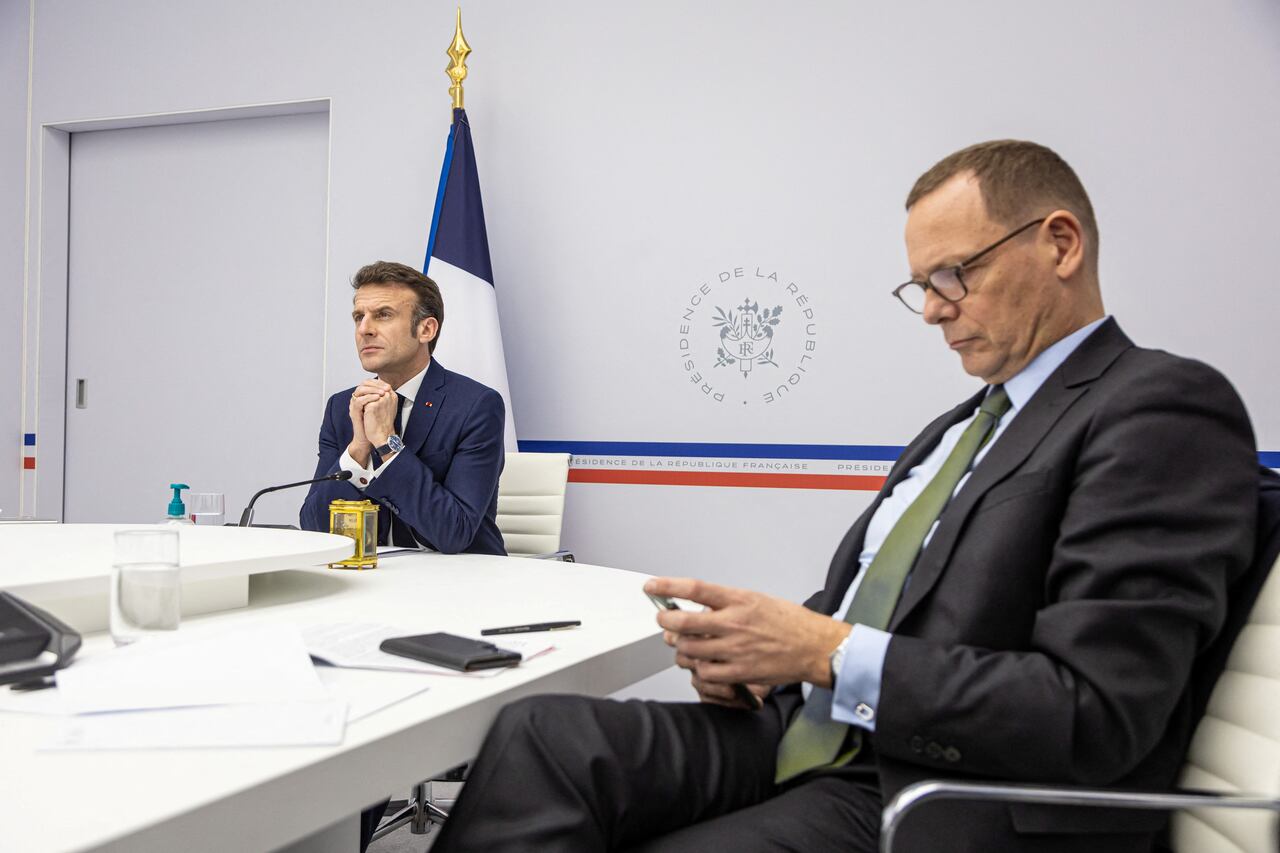 El presidente francés, Emmanuel Macron, y su asesor diplomático, Emmanuel Bonne, asisten a una reunión en línea con los líderes del G7 y el presidente de Ucrania, Volodymyr Zelenskiy
