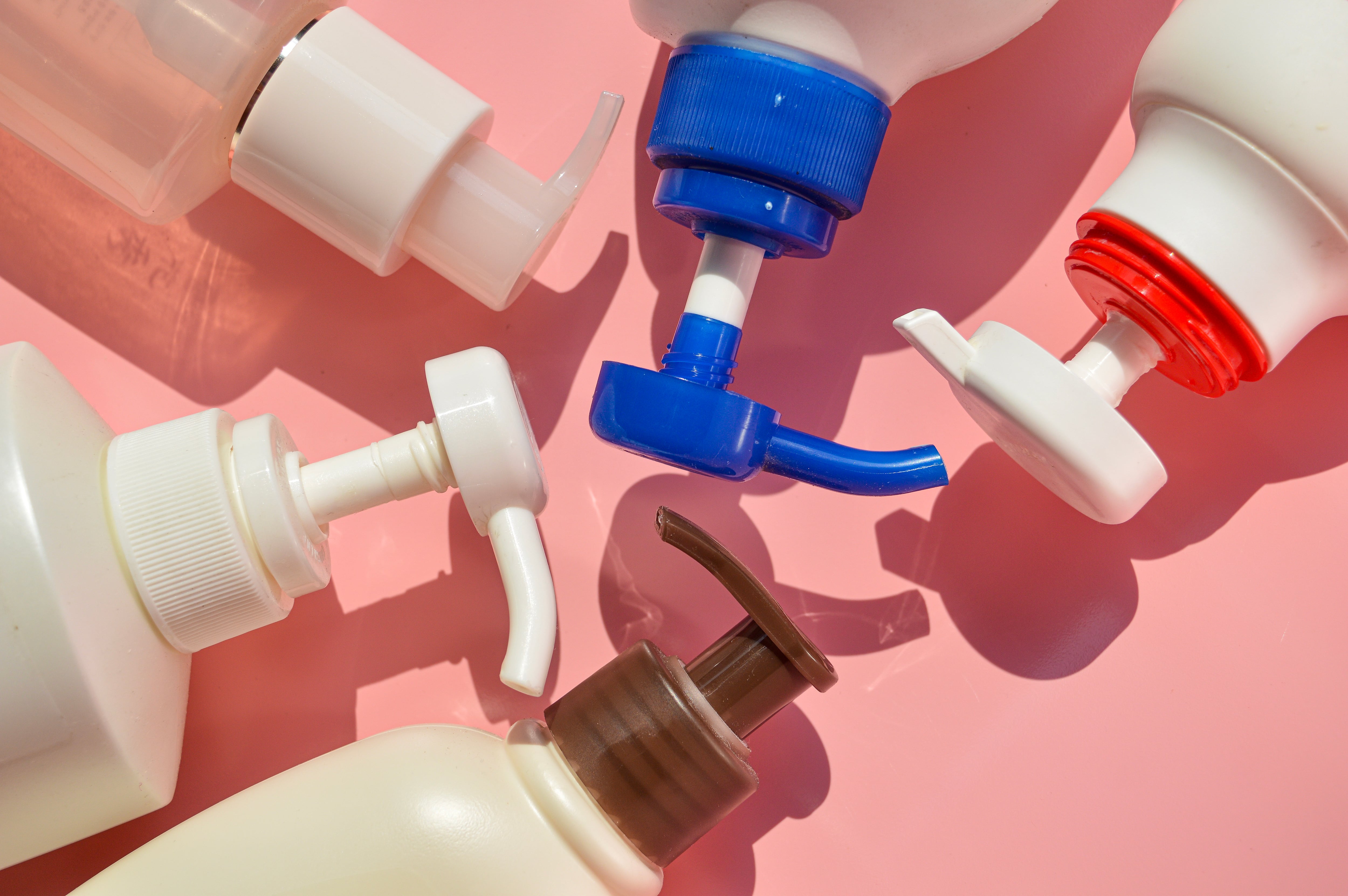 Botellas de productos cosméticos.