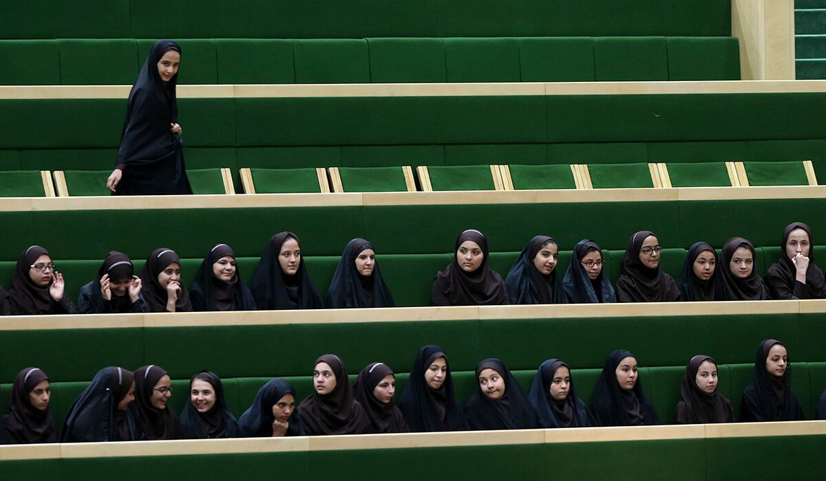 Las colegialas iraníes siguen el debate del parlamento en Teherán, Irán. (AP)