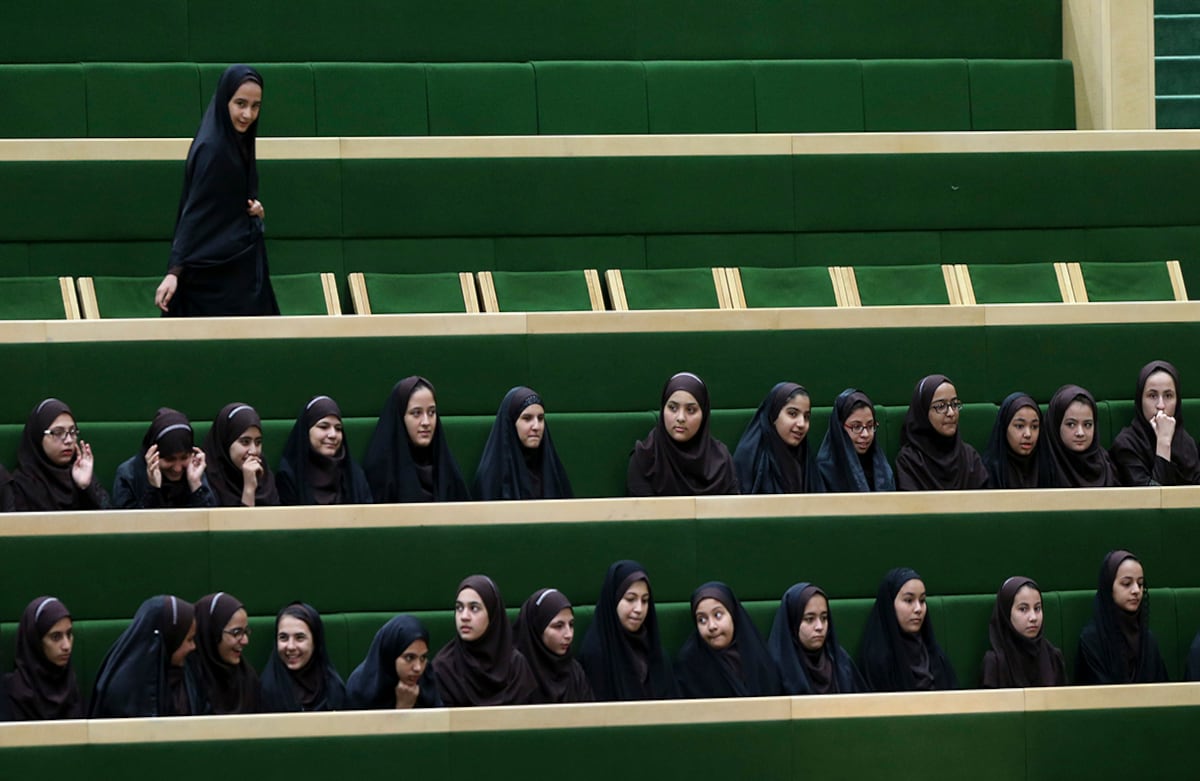 Las colegialas iraníes siguen el debate del parlamento en Teherán, Irán. (AP)