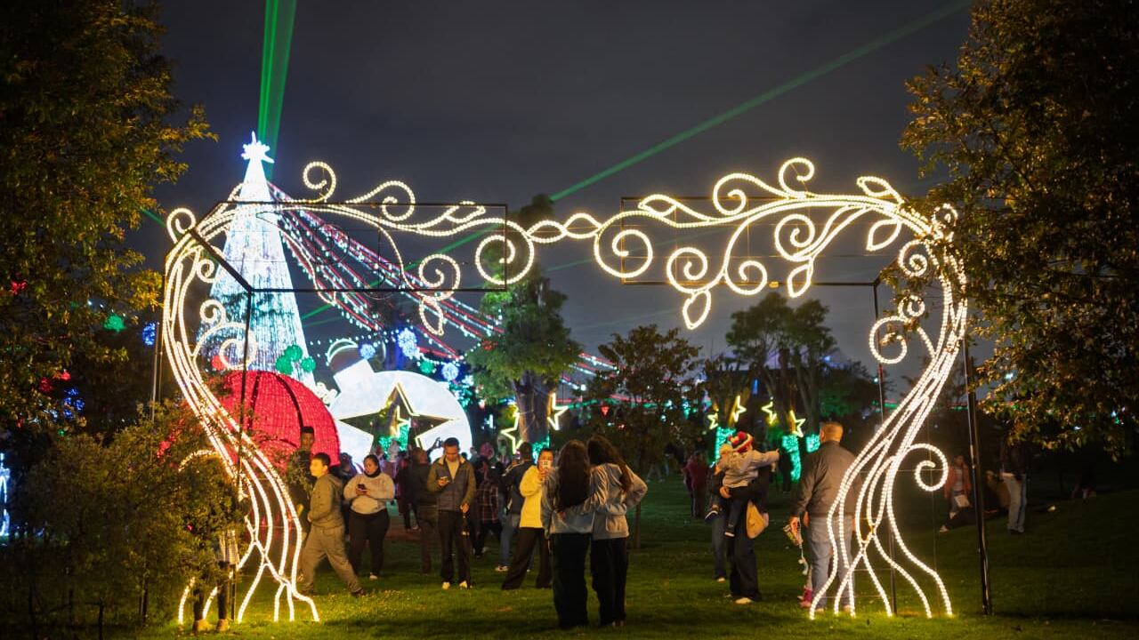 El árbol navideño más alto de Bogotá, de 56 metros de altura, destaca entre los más de 1.650 elementos luminosos en la Ruta de la Navidad que transforma el Parque El Tunal en un bosque de luces.