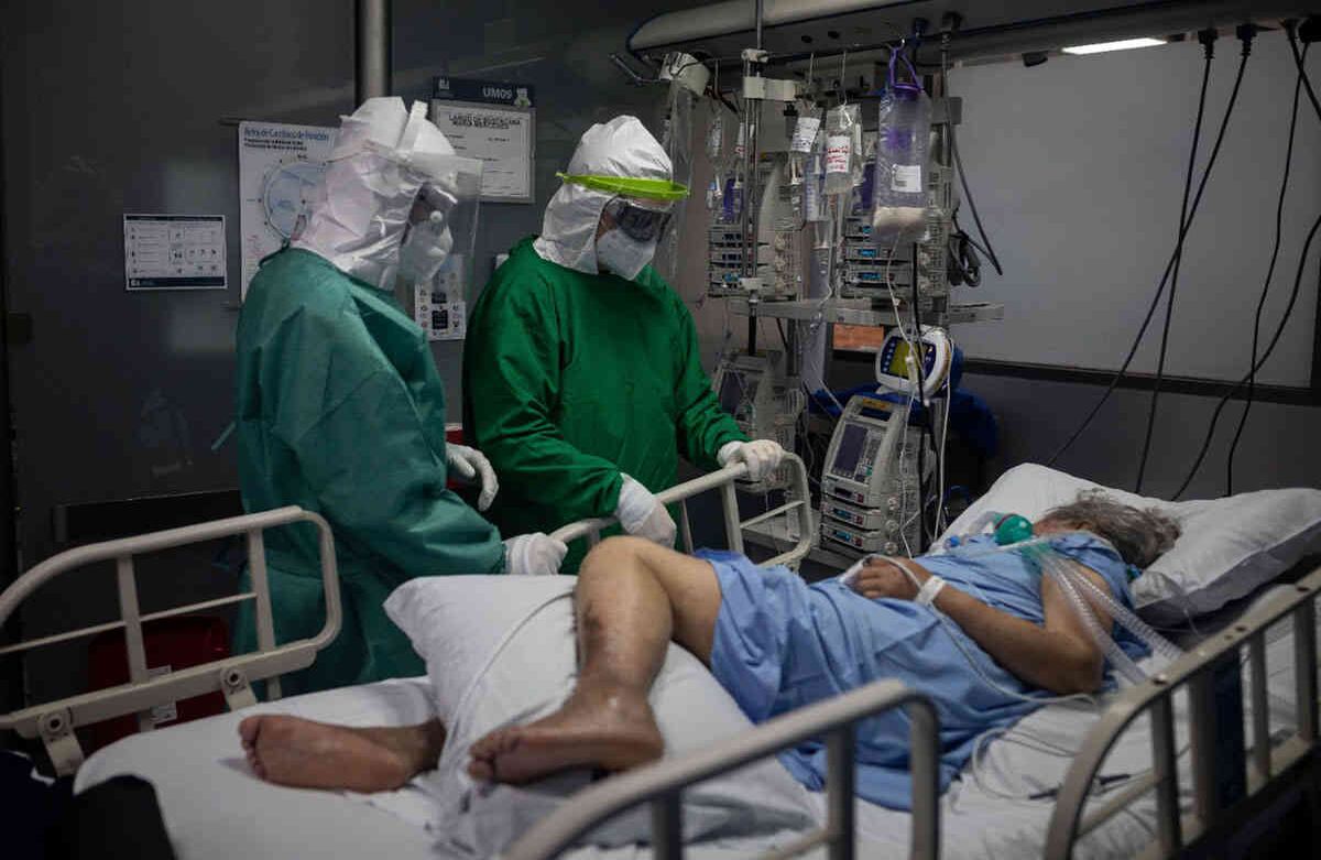 Así es la atención de una UCI a pacientes que están en una unidad de cuidados intensivos. Foto: Esteban Vega/ SEMANA