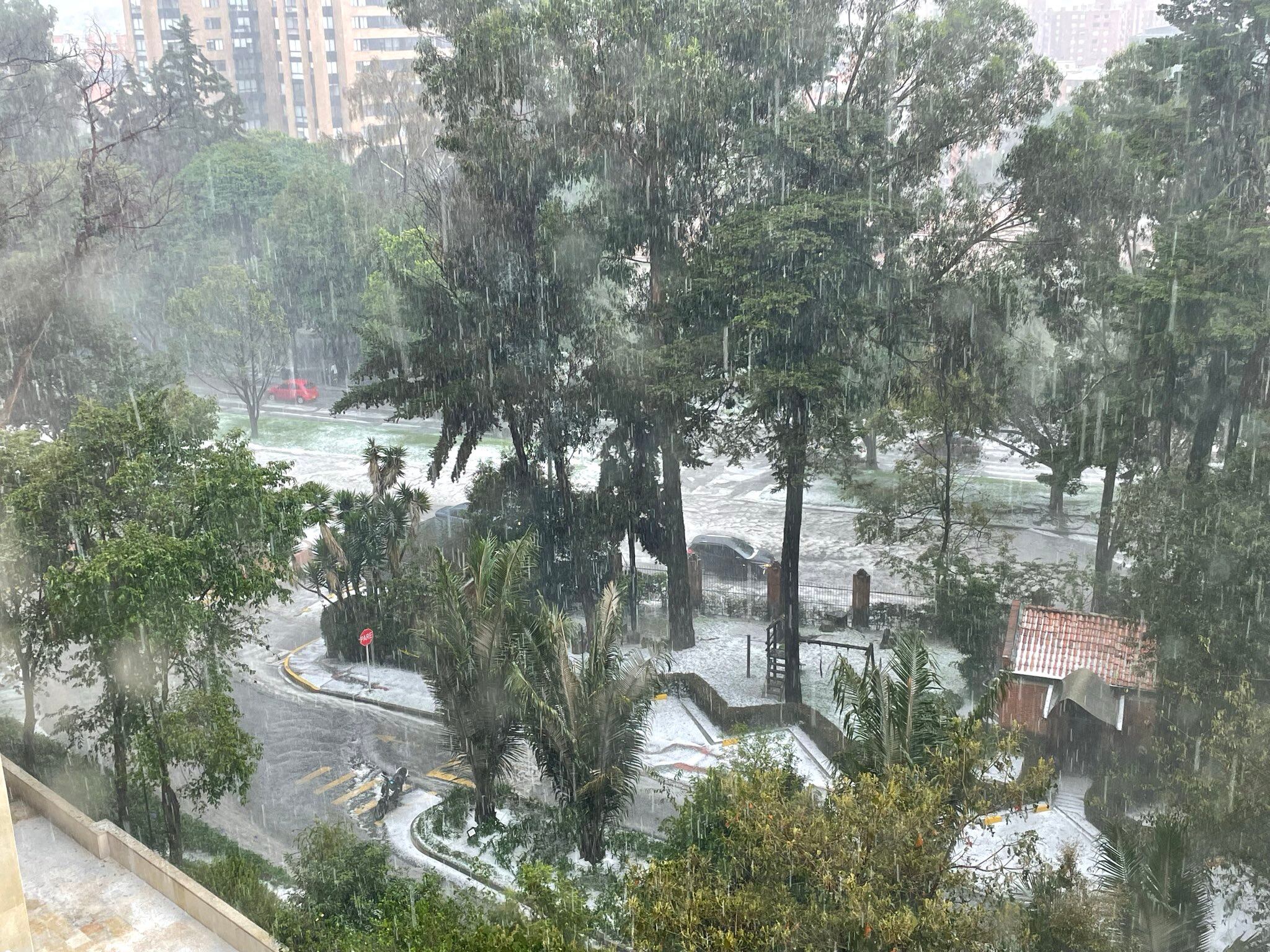 Fuerte lluvia con granizo afecta varios sectores de Bogotá y genera problemas de movilidad